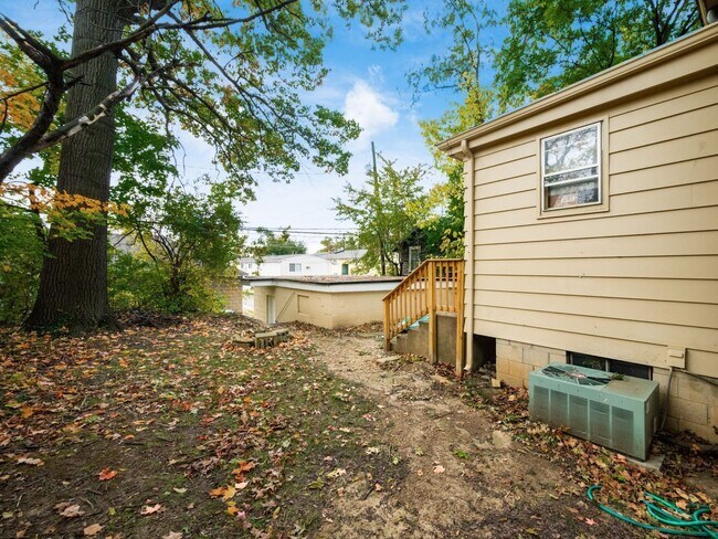 Building Photo - 227 E Northwood Ave