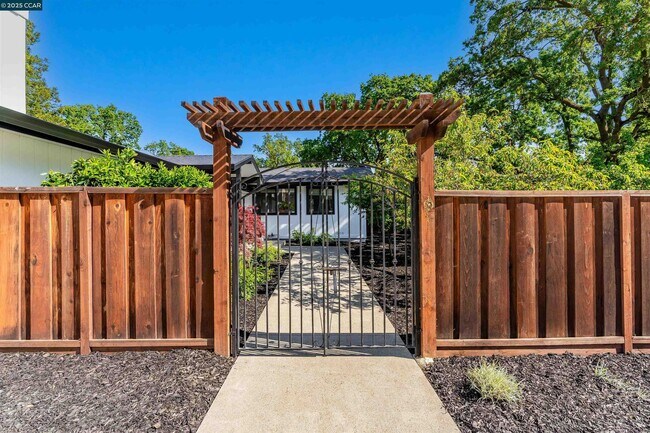 Building Photo - 2424 San Miguel Dr
