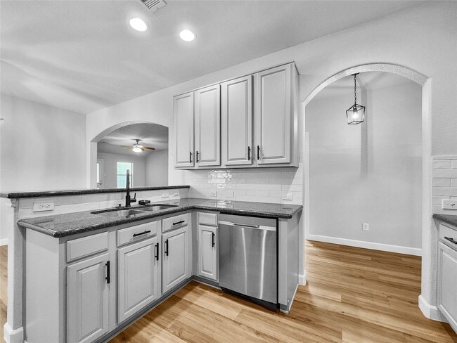 Building Photo - 922 Fife Dr