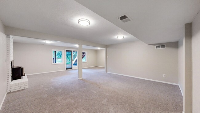 Building Photo - Amazing 4 Bed/3 Bath SFH Backing to Walnut...