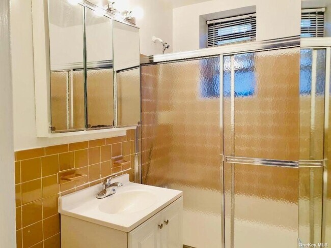 Building Photo - 83-30 Vietor Ave