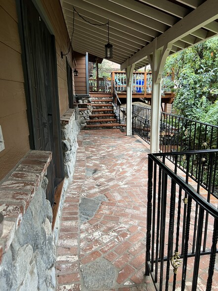 Veranda walkways all around - 9406 Ventura Way