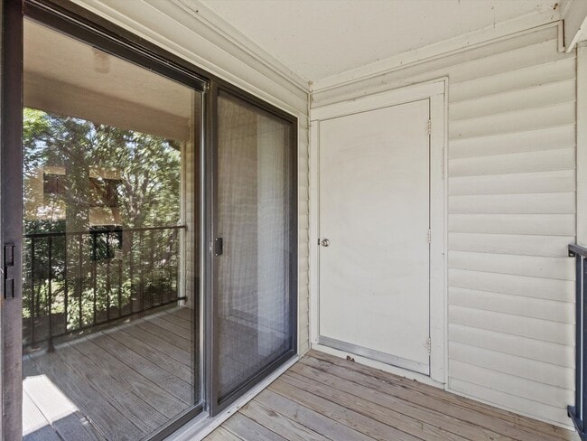 Building Photo - Live 5 Minutes from HONDA********** Rent $1324/mo*********Restaurants and Grocery Around the corner