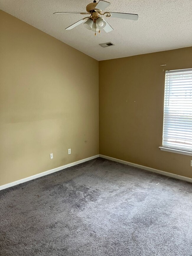 Building Photo - 2 bed, 2.5  bath townhome in Towne Meadows...