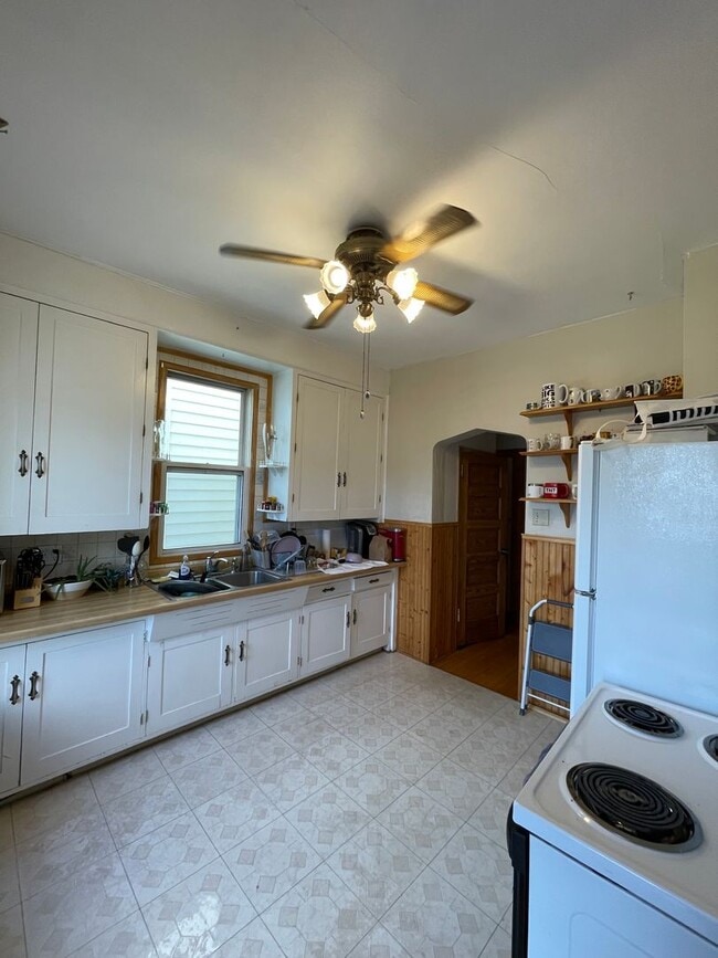 Building Photo - AVAILABLE JUNE 1st - 5 Bed, 2 Bath Home w/ Huge Enclosed Porch!