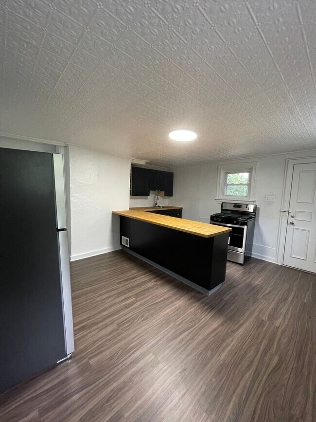 Building Photo - AVAILABLE MAY 2026 - Spacious 3 Bedroom Home w/ Non-Traditional Layout!