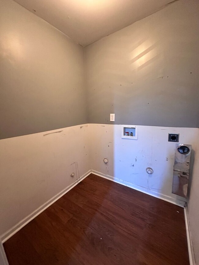 Building Photo - Exclusively Offered By Muse Realty Rentals...