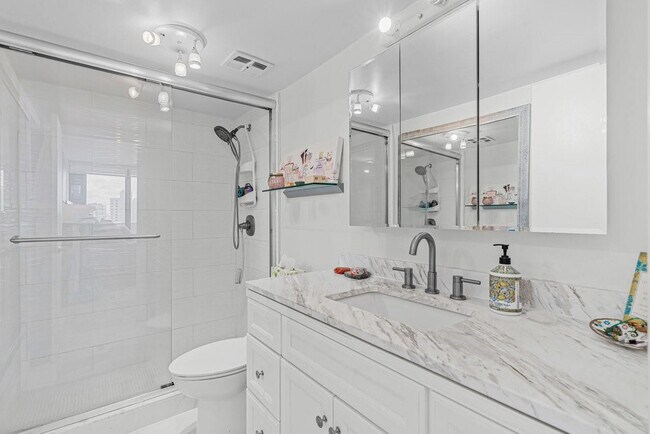 Building Photo - 5600 N Flagler Dr