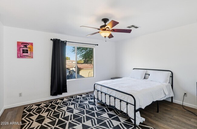 Building Photo - 220 W Beechnut Pl