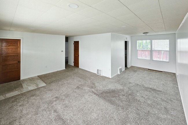 Building Photo - 2-Bed 1-Bath Duplex Unit in the Heart of R...