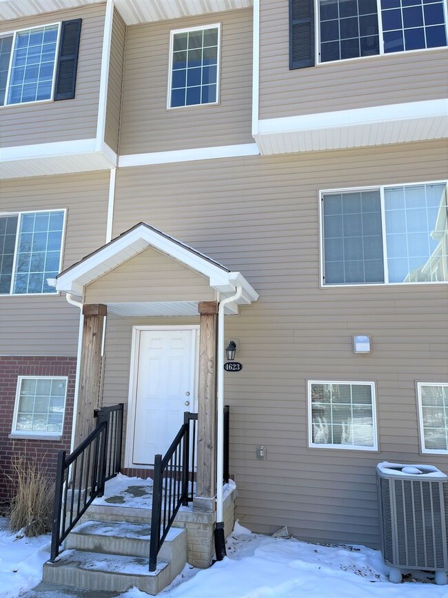 Building Photo - Ankeny 3 Bedroom Townhome Available May 14...