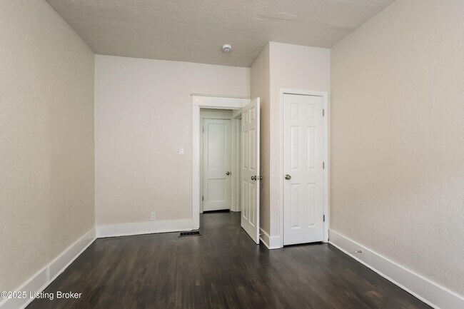 Building Photo - 637 Lindell Ave