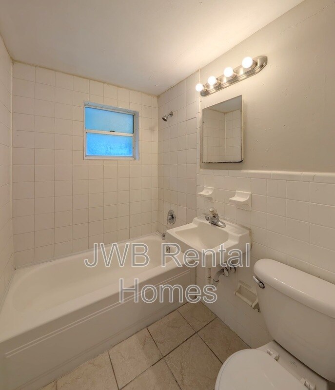 Building Photo - 5742 Newberg Ln