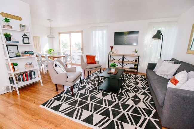 Building Photo - Charming 5-Bedroom Home in Club Crest