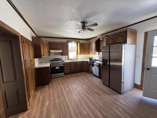 Building Photo - "Charming 3-Bed Home with Full Bath in Serene Spring Glen!"