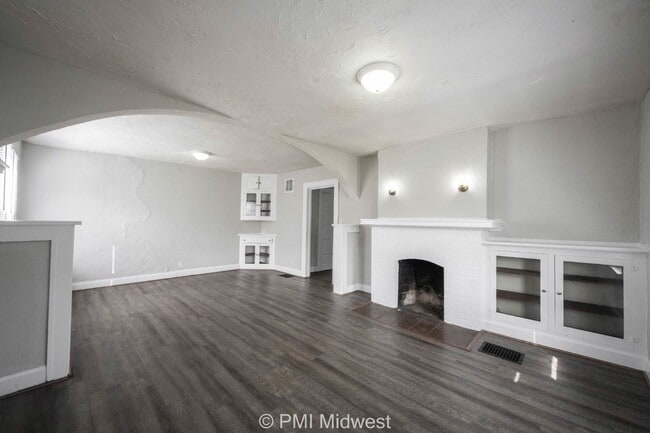 Building Photo - Charming 1-Bedroom Duplex in Indianapolis with Spacious Layout and Convenient Location