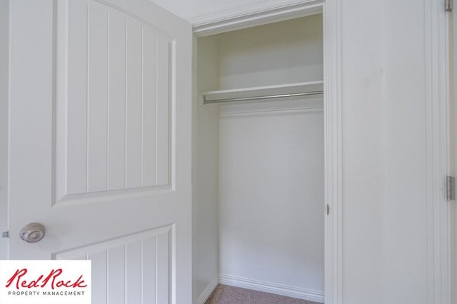 Building Photo - End Unit Fossil Hills Townhome with 3 Beds and 2.5 Baths