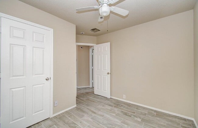 Building Photo - 6131 Scotchwood Dr