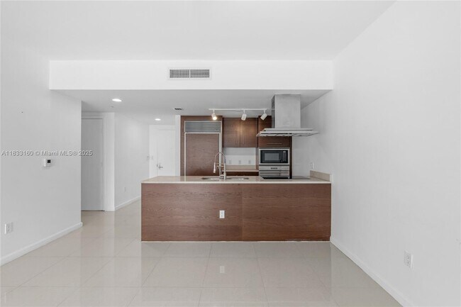 Building Photo - 495 Brickell Ave