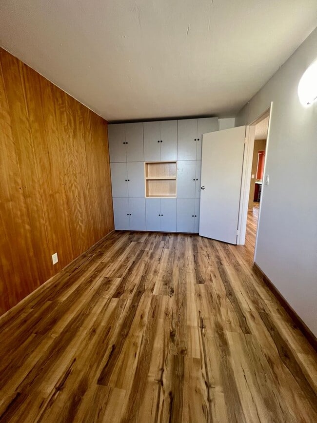 Building Photo - Charming 1/1/1 Ground Floor Unit with Lanai & Yard