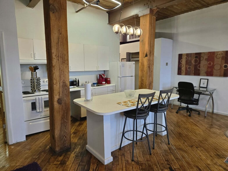 Building Photo - 227 Iron St