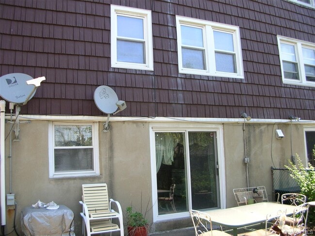 Building Photo - 57-04 Cloverdale Blvd