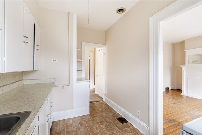 Building Photo - 18 Vick Park B