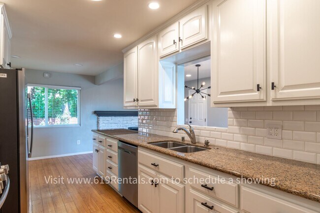 Building Photo - Beautiful 3 Bedroom, 2 Bath Home with Spa,...