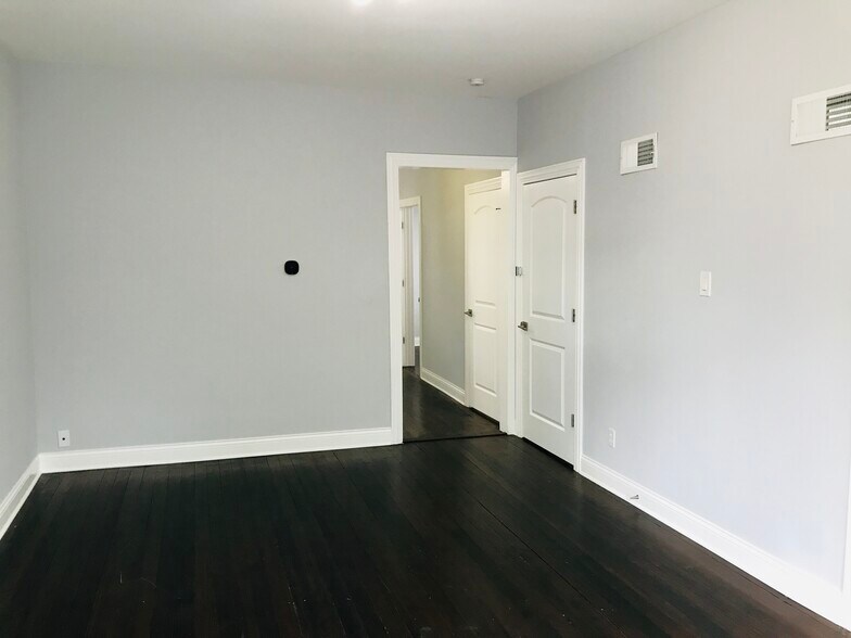 Building Photo - 2824 N Ridgeway Ave