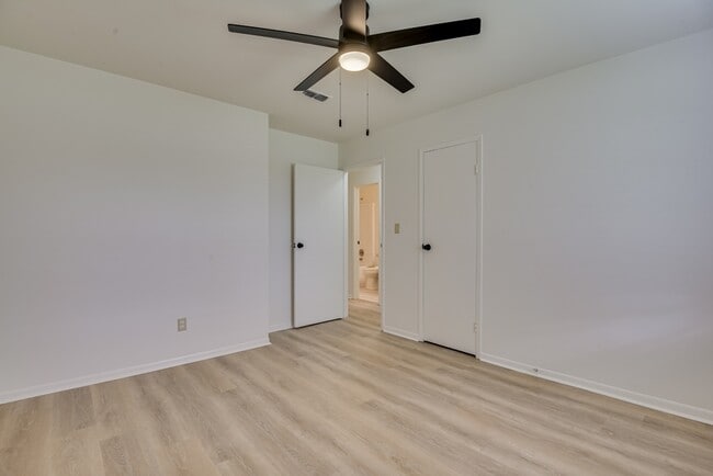 Building Photo - 4315 Parkwood Dr