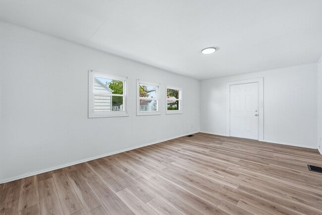 Building Photo - New 3 bedroom listing!