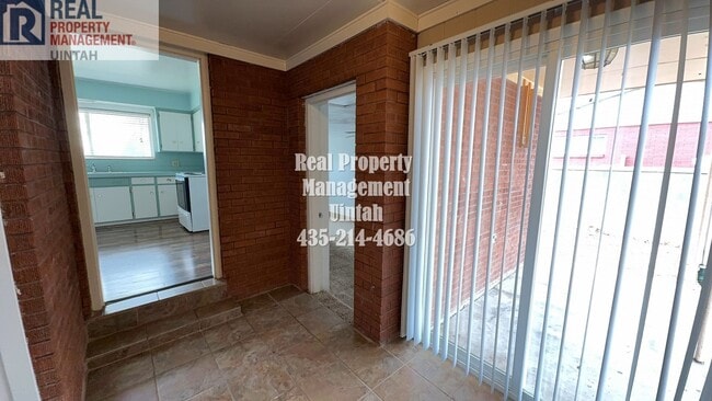 Building Photo - One level living with 4 bedrooms, 2 bathro...