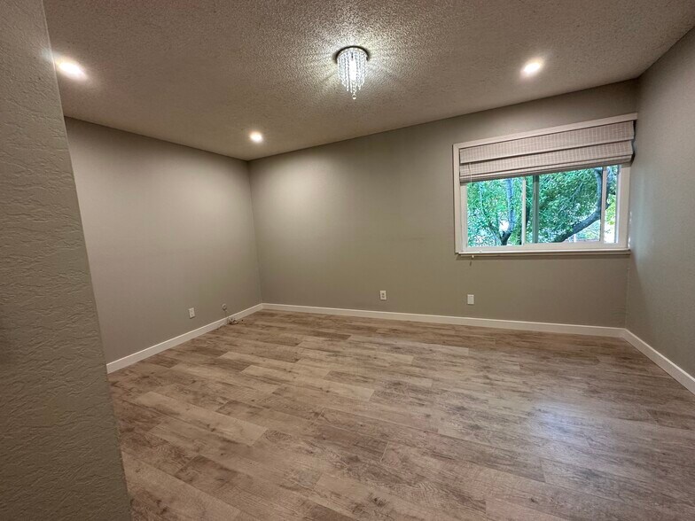 Building Photo - 1035 Delna Manor Ln