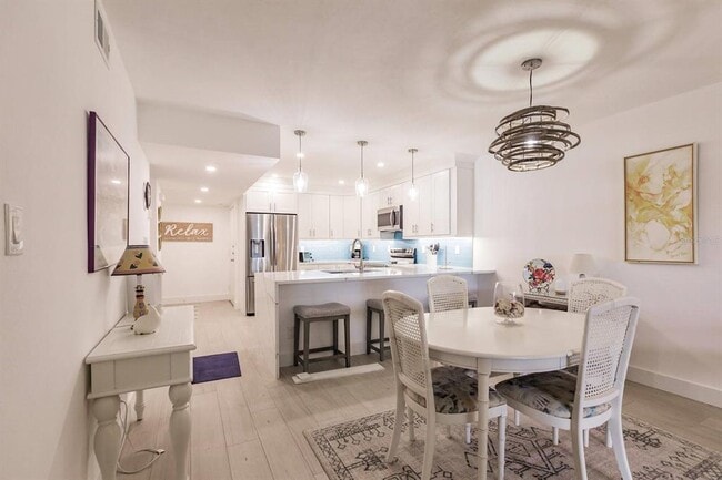 Building Photo - 1055 W Peppertree Dr