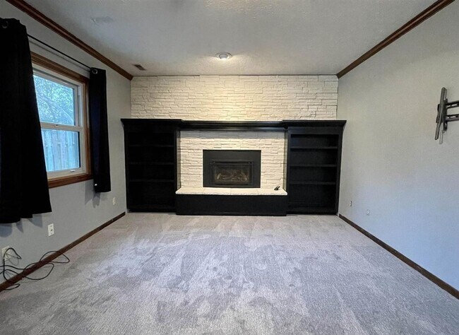 Building Photo - Spacious Tri-Level Home With Modern Upgrad...