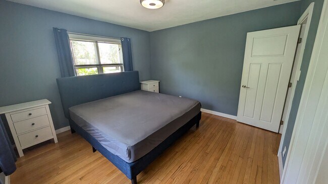 Building Photo - Charming two bedroom one bath cottage with...