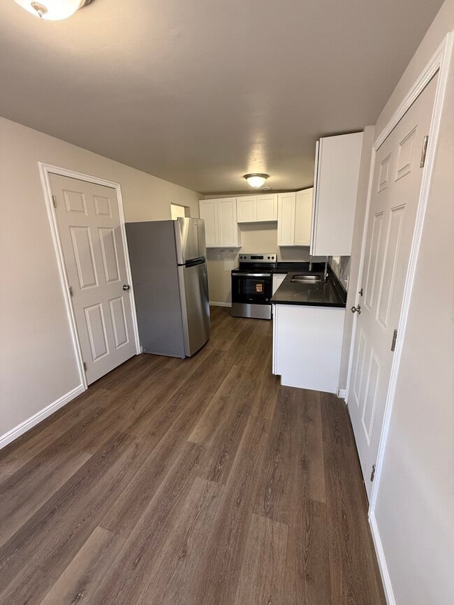 Building Photo - 833 N Riverside Dr