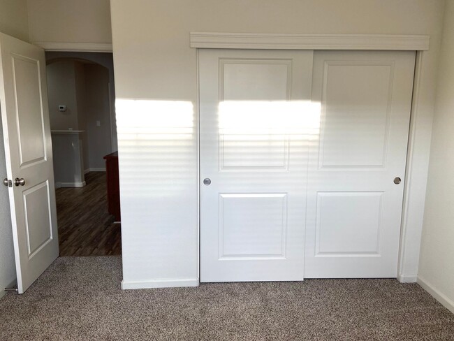Building Photo - Somersett Reno Home - Walking Trails and t...