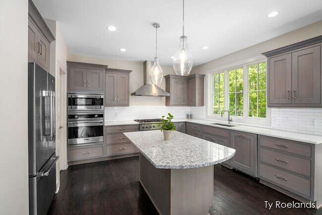 Building Photo - 3757 Lake Birch St NE