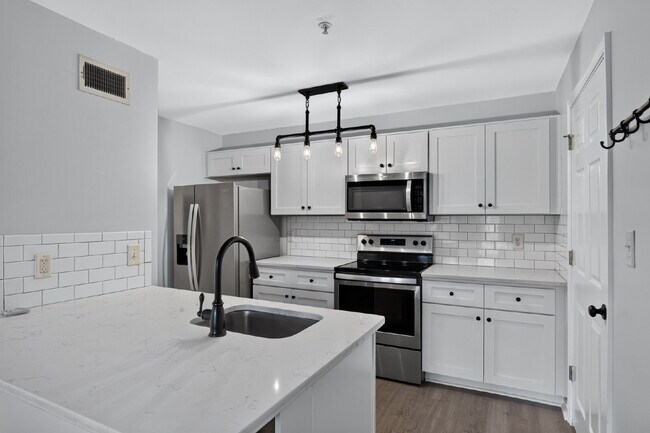 Building Photo - 3rd Floor Condo in Merer Point