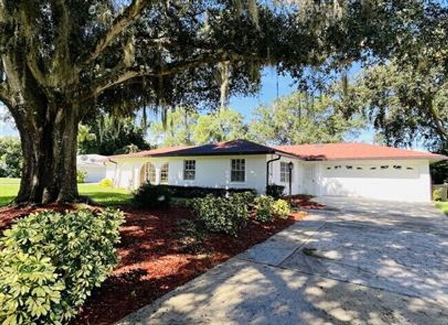Primary Photo - Eustis Lake Front Home with 2 Primary Bedr...