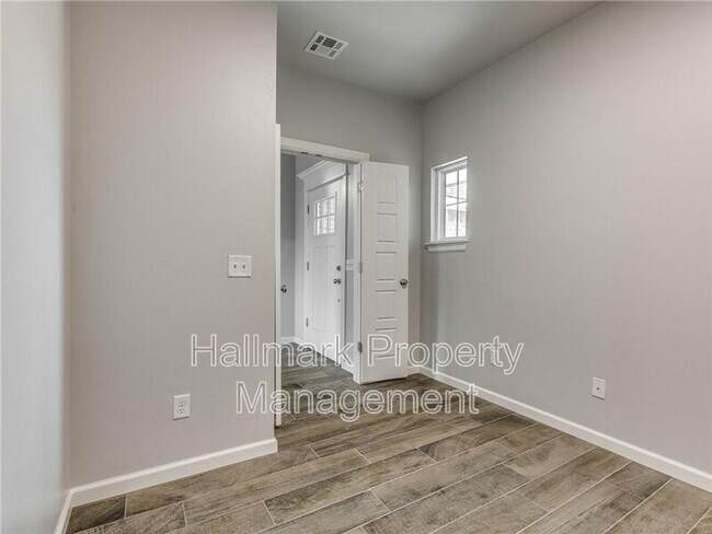Building Photo - 4037 Hart St