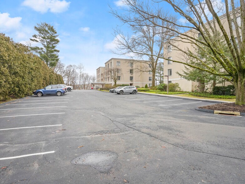 Building Photo - 1525 E Putnam Ave