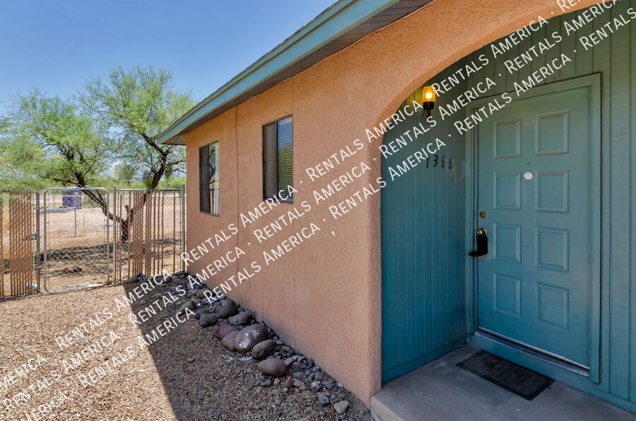 Building Photo - 1366 N Riverview Blvd