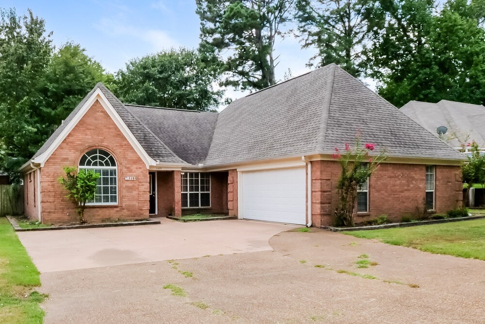 Building Photo - 1163 Carriage Dr S
