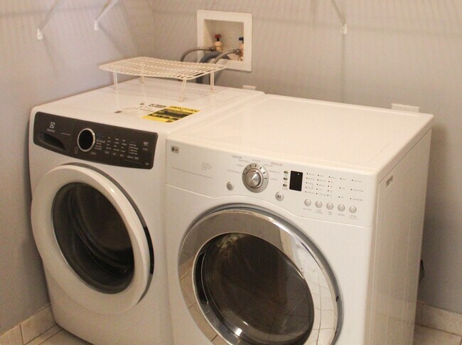 Building Photo - Resort Style Living