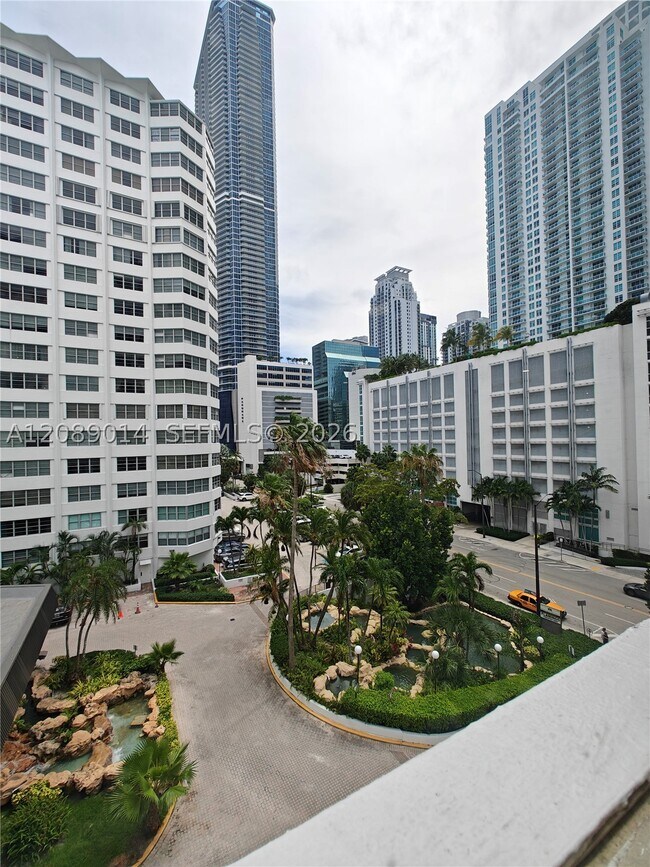 Building Photo - 825 Brickell Bay Dr