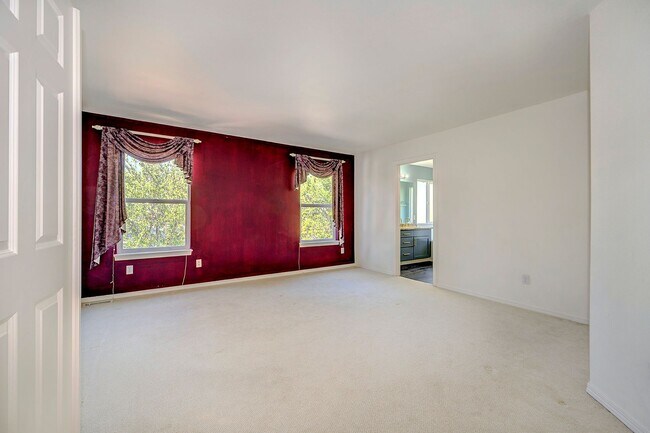 Building Photo - Mountlake Terrace Two Story Home