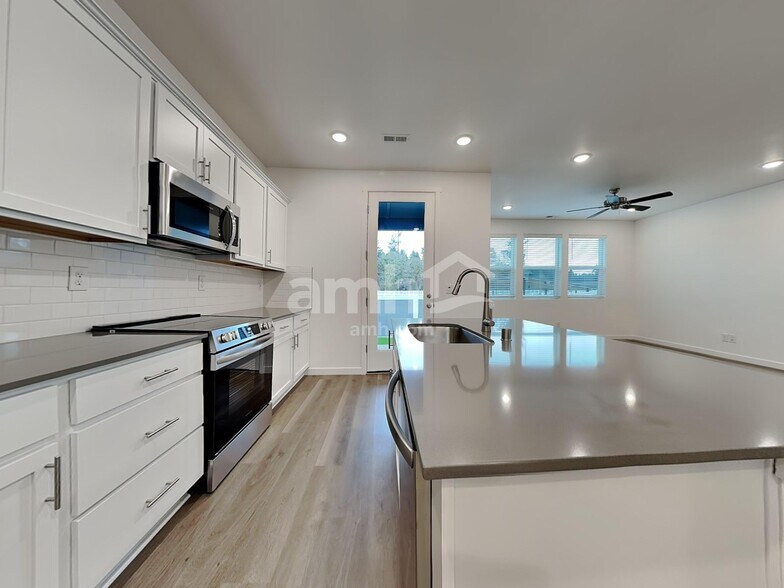 Building Photo - 5012 Washington St SE