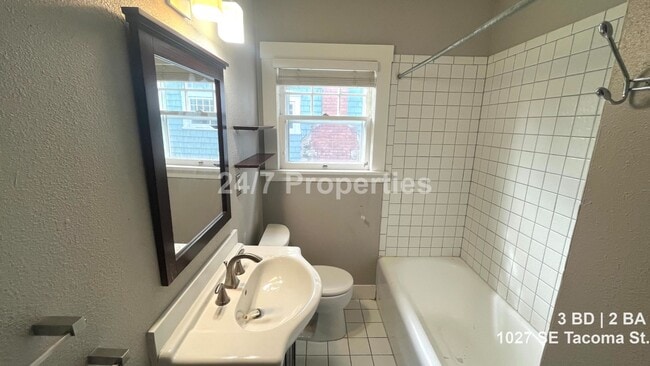 Building Photo - Light-Filled 3 BD | 2 BA Home in the Heart of Sellwood!